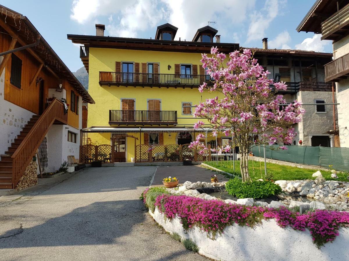 Albergo Casavecchia Tilliarn Exterior foto